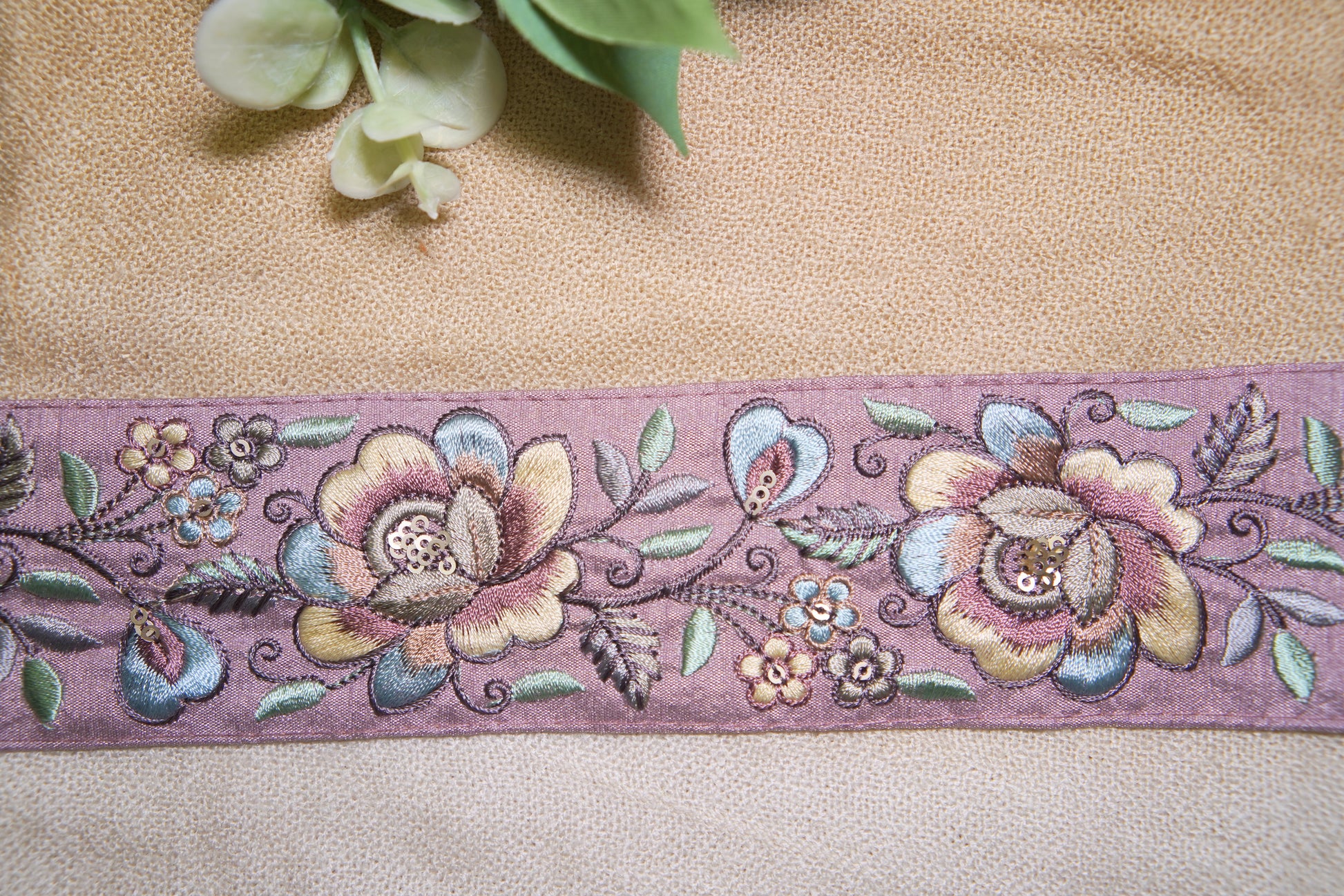 5525 Elegant Floral Embroidery Trim