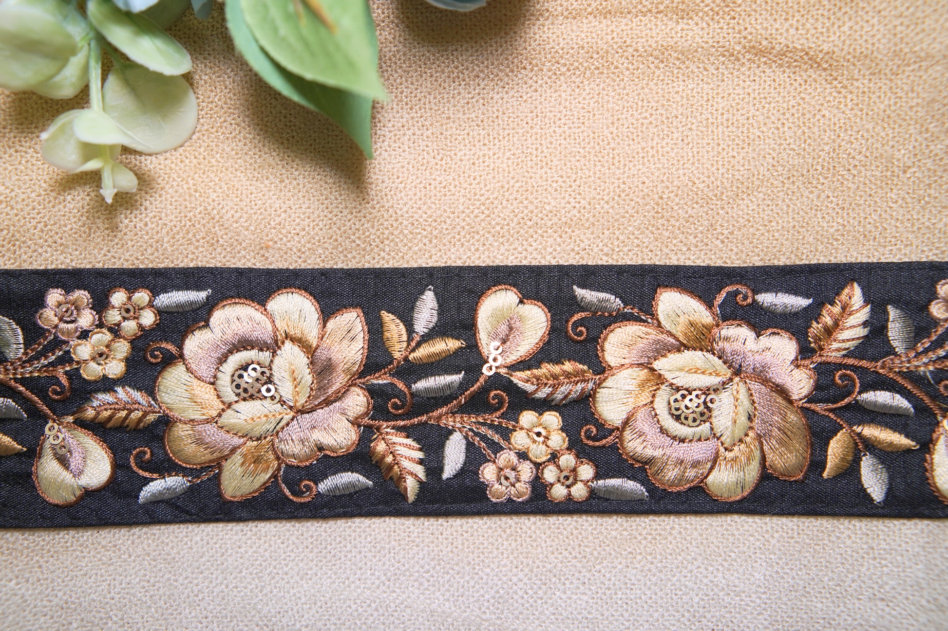 5525 Elegant Floral Embroidery Trim