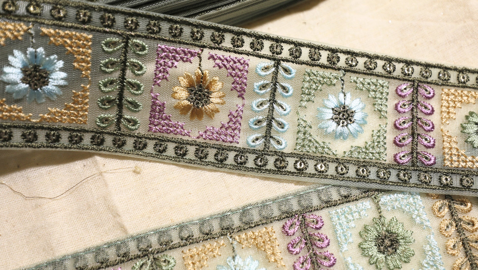OD2512 Vintage Floral Box Embroidered Trim