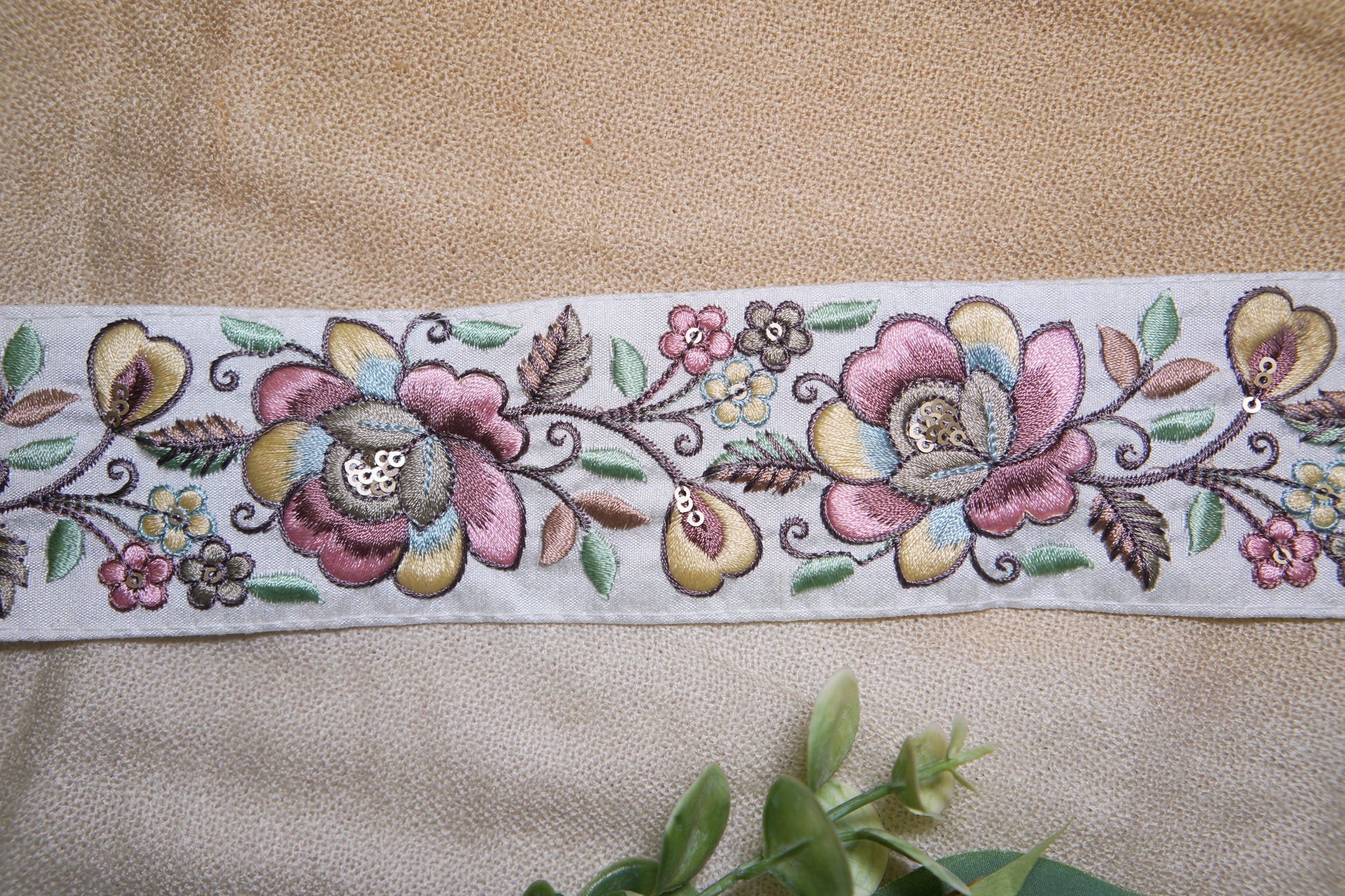 5525 Elegant Floral Embroidery Trim