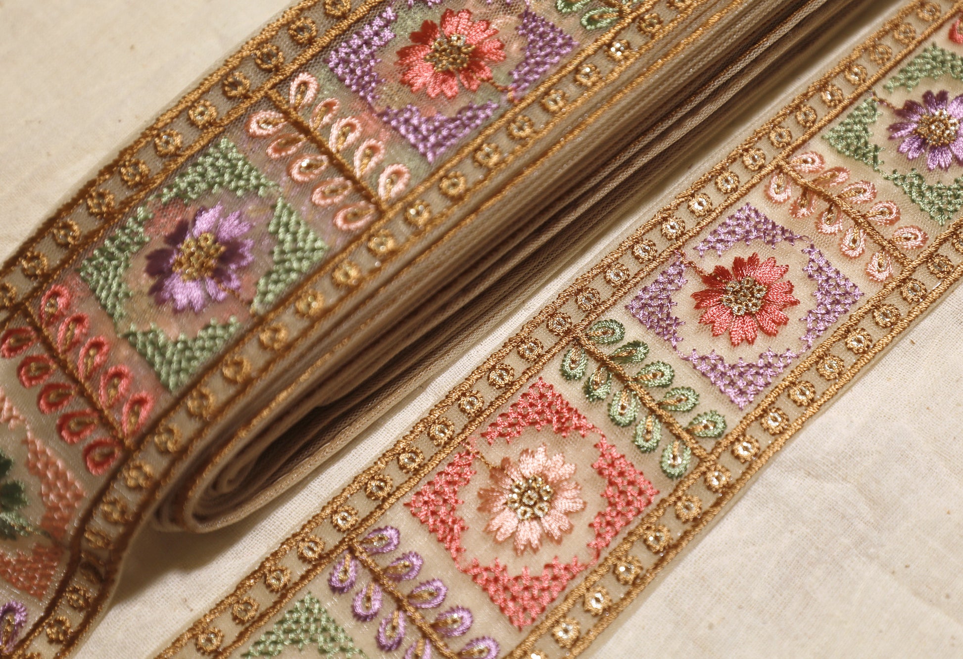 OD2512 Vintage Floral Box Embroidered Trim