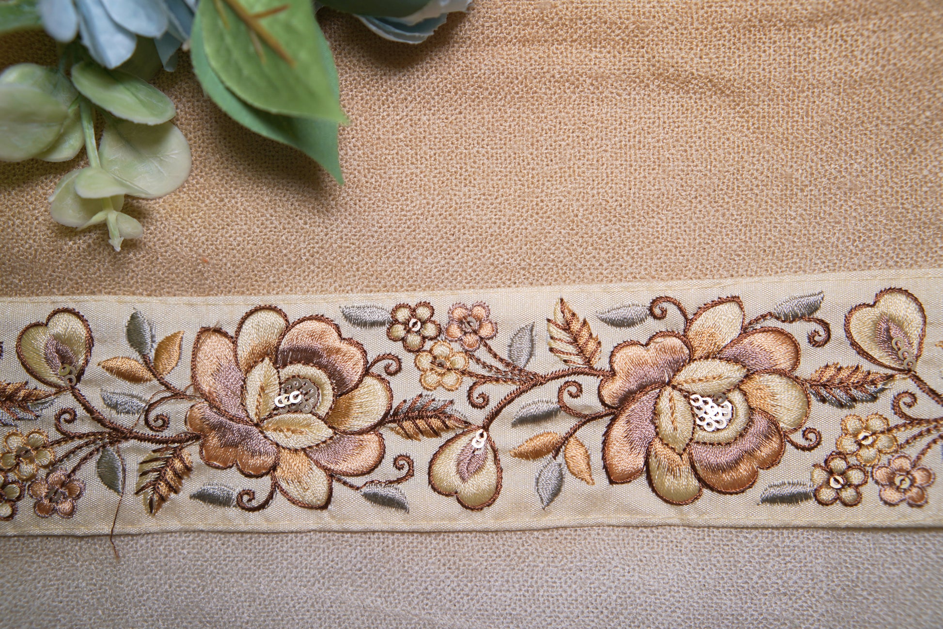 5525 Elegant Floral Embroidery Trim