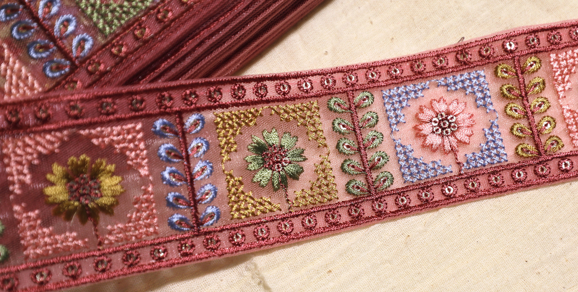OD2512 Vintage Floral Box Embroidered Trim