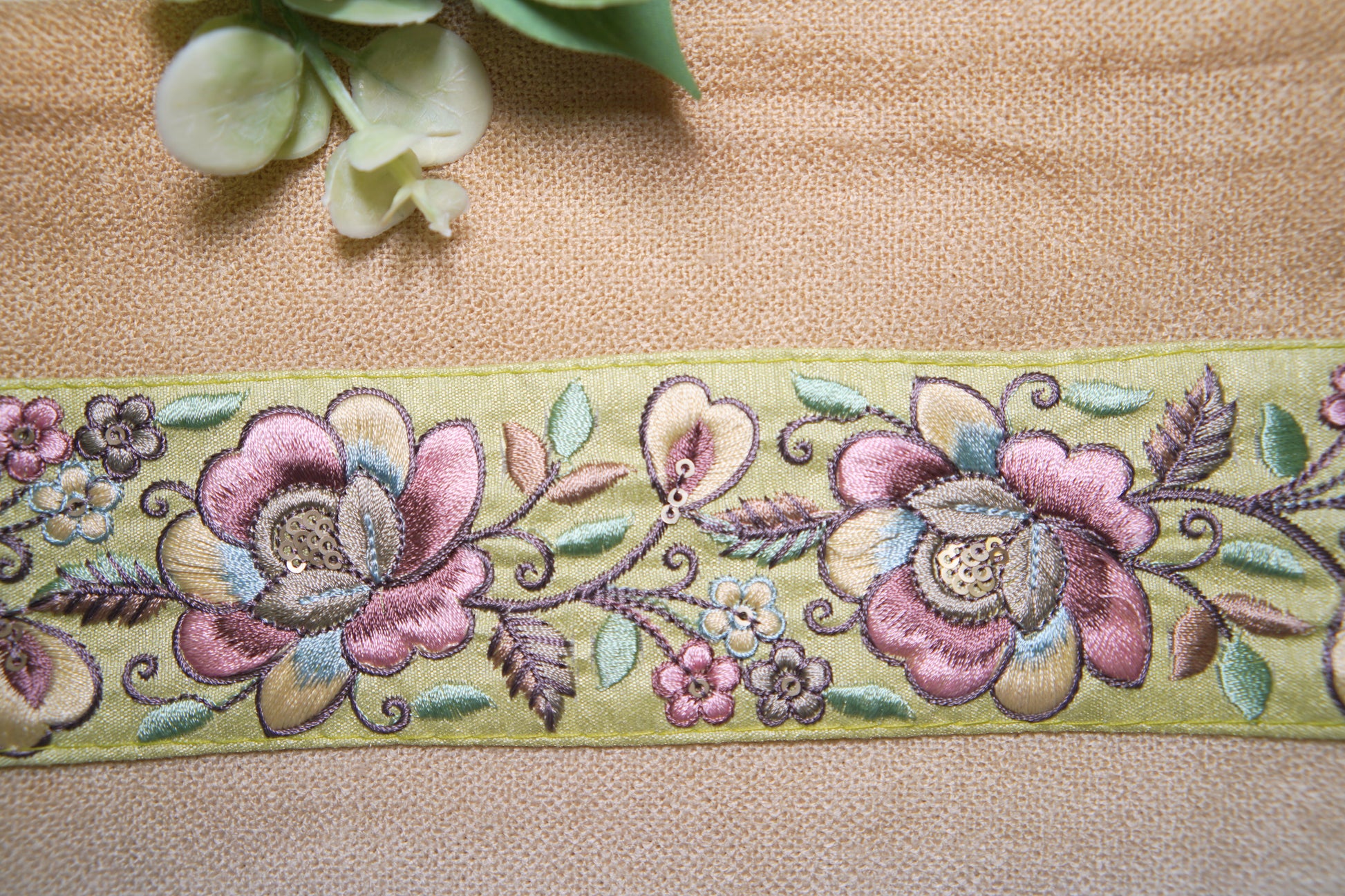 5525 Elegant Floral Embroidery Trim